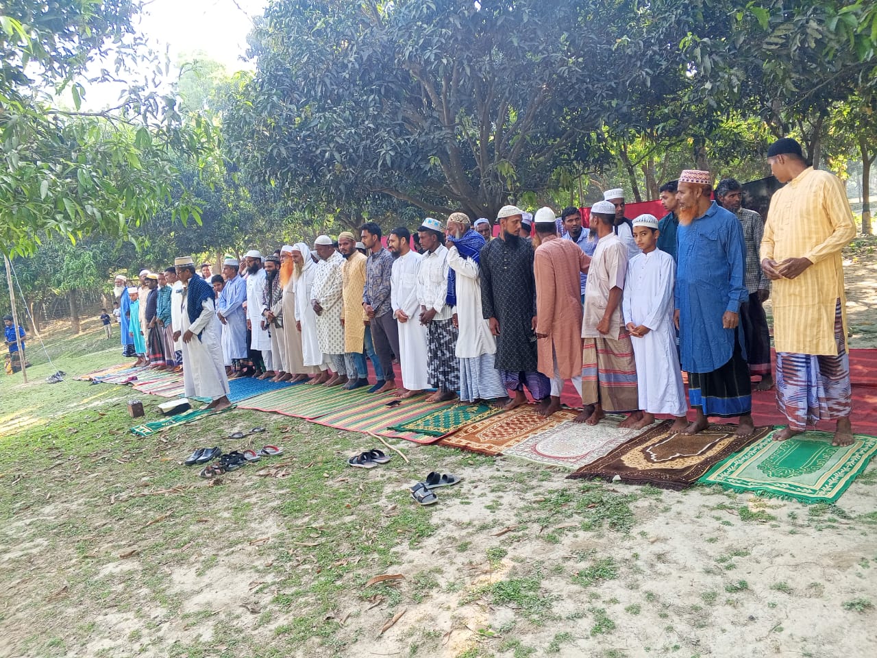 চাঁপাইনবাবগঞ্জের দুই গ্রামে সৌদি আরবের সাথে মিল রেখে একদিন পূর্বেই ঈদ উদযাপন
